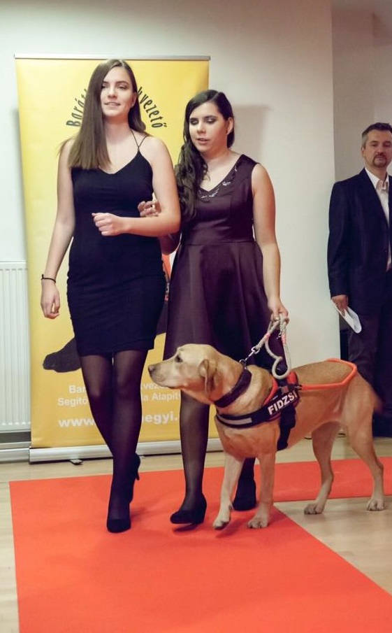 Dóra and Fidzsi at the Fashion Show