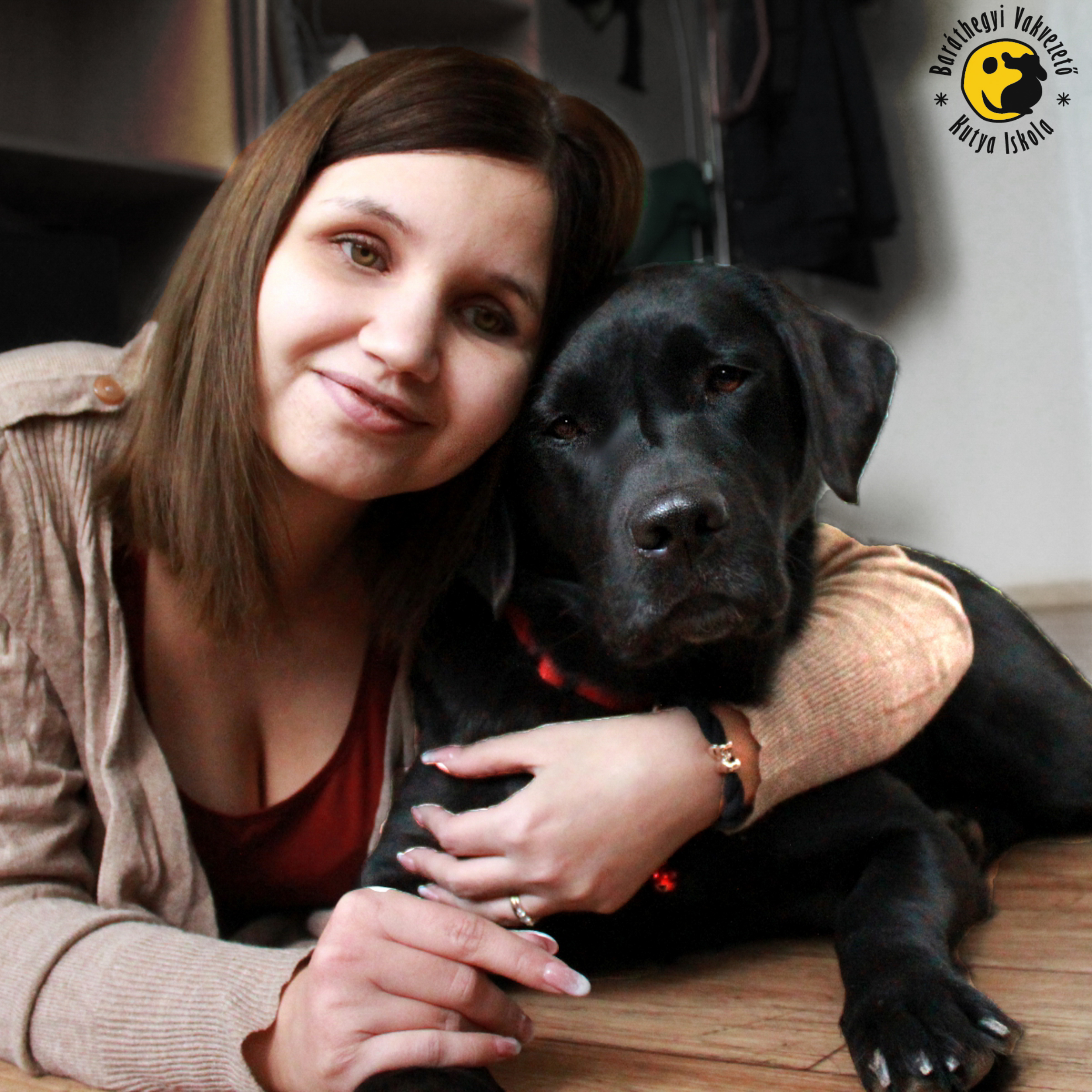 A guggoló lány arcán végigsimítva, elkezdtem vakarni a füle tövét