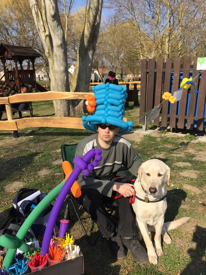 A magyar Vaklufis vakvezető kutyát fog hajtogatni az USA-ban