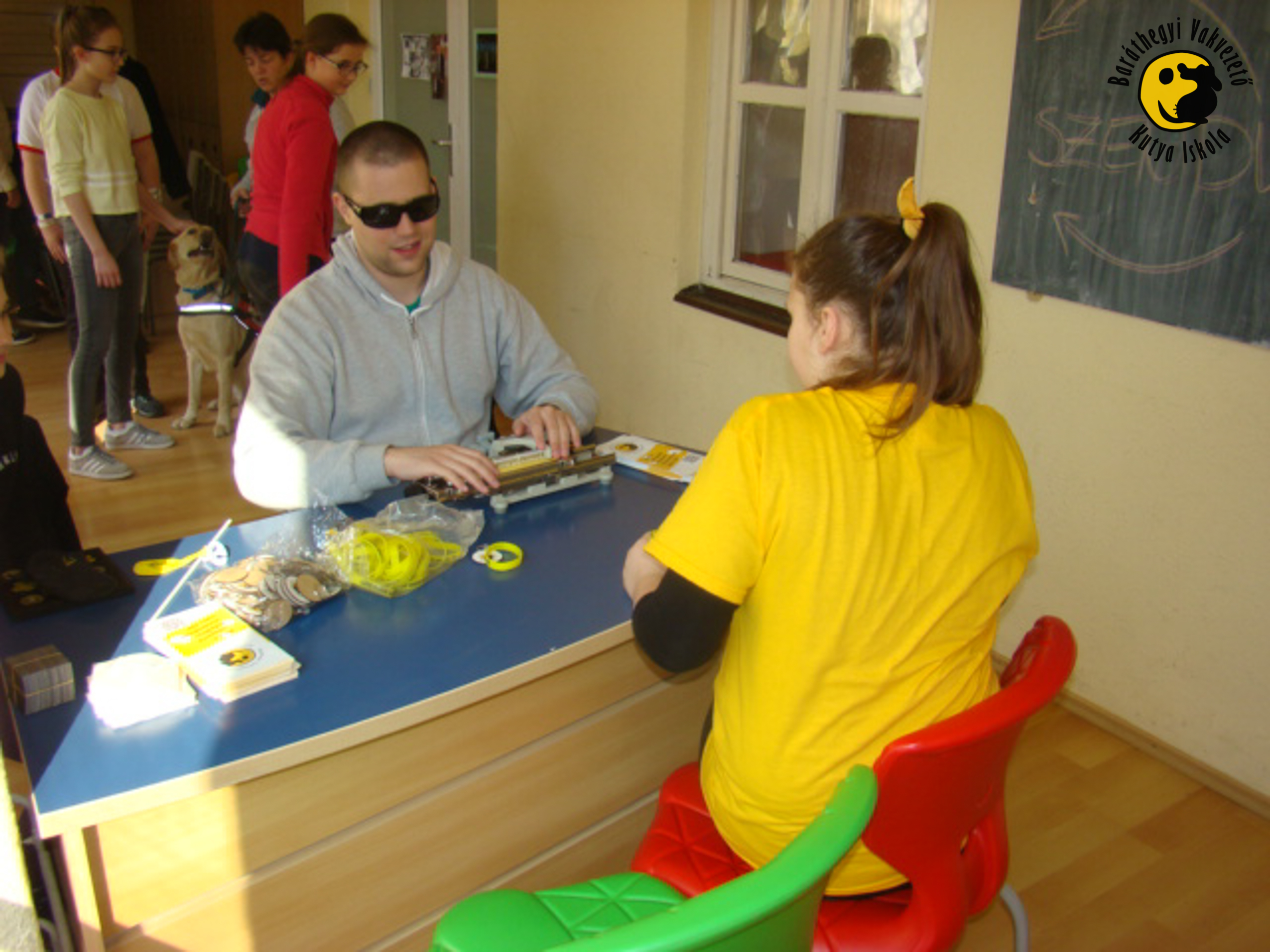 Munkatársunk, Vida Zoltán a látássérülésről, a látássérült emberek mindennapi életéről és a vakvezető kutyázásról beszélt a Hermann diákjaival 