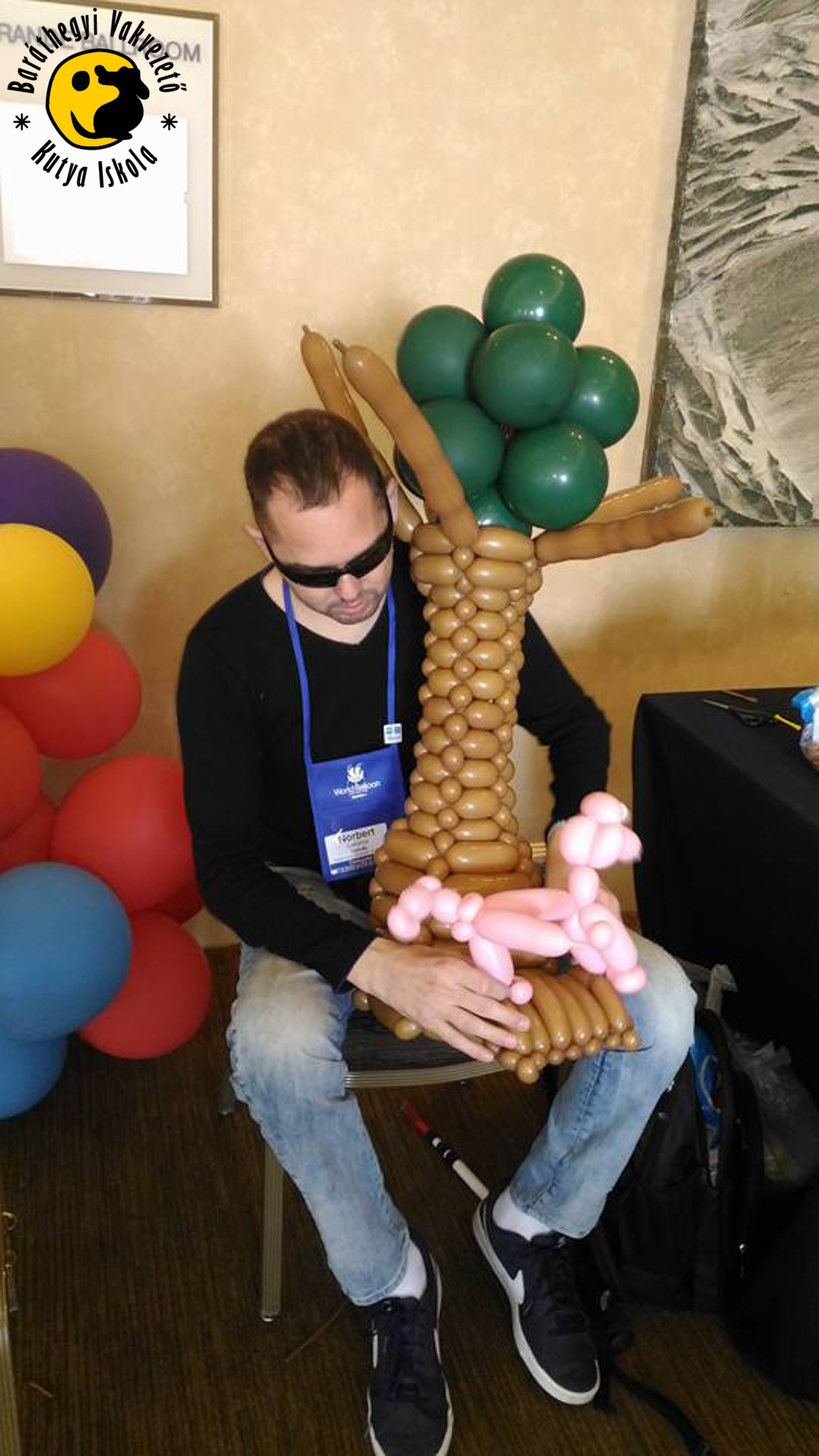 Norbert a kalapkészítő versenyszámban is elindult. Éppen egy fa mellett álló kutyát hajtogat