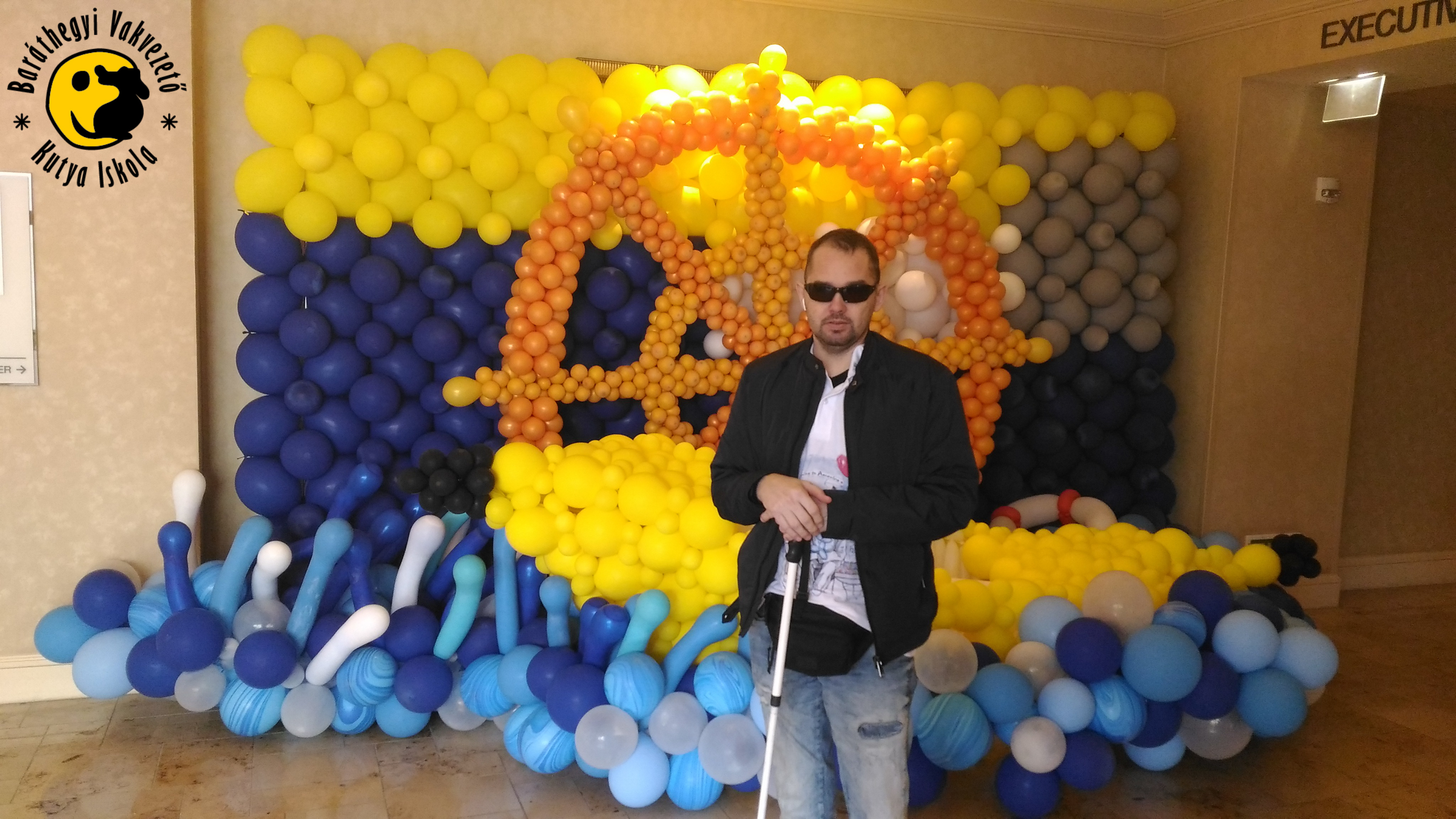 Norbert egy hatalmas lufiszobor árnyékában San Diegóban