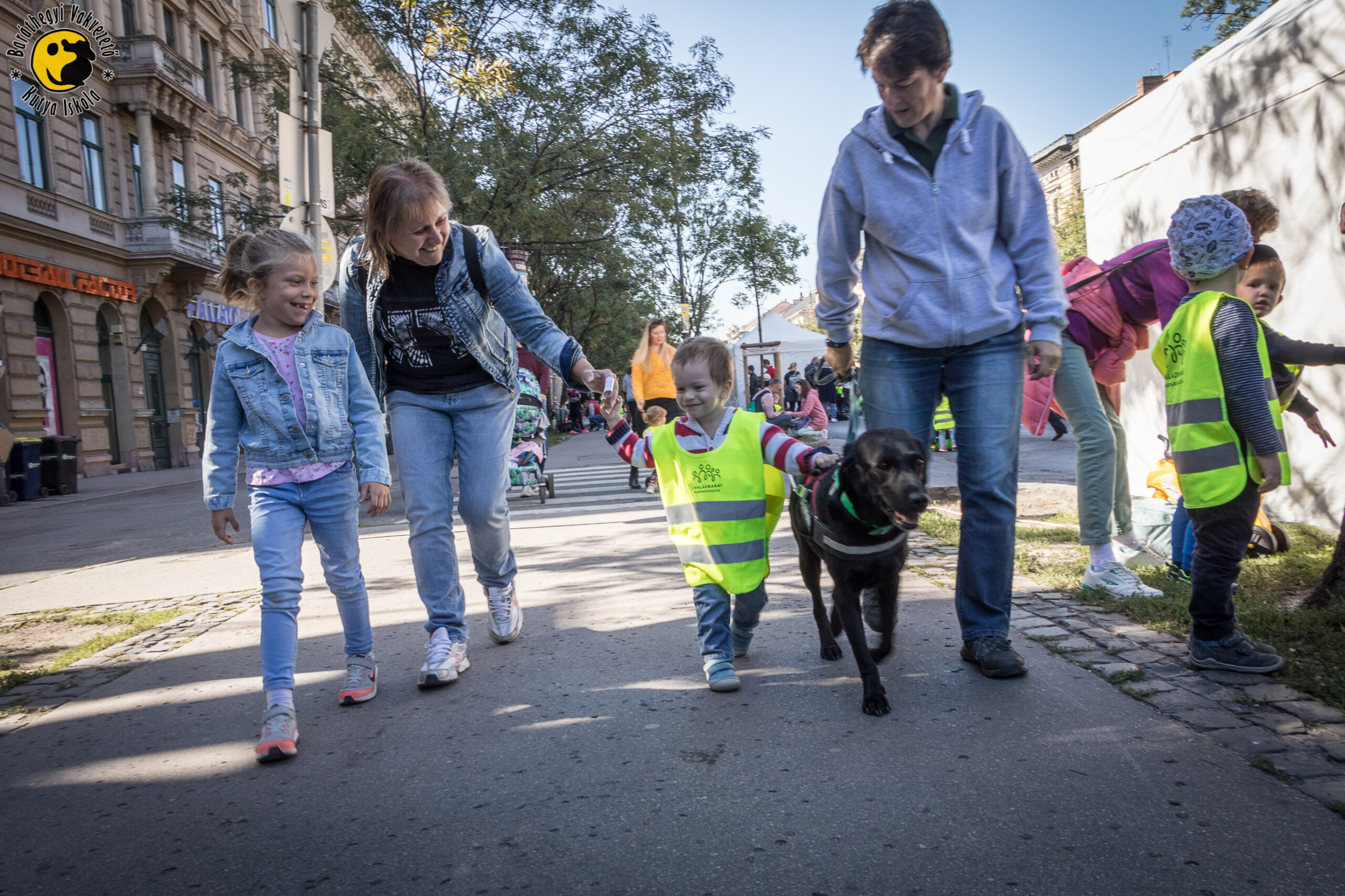 A gyerekek is kipróbálták a vakvezető kutyával való közlekedést
