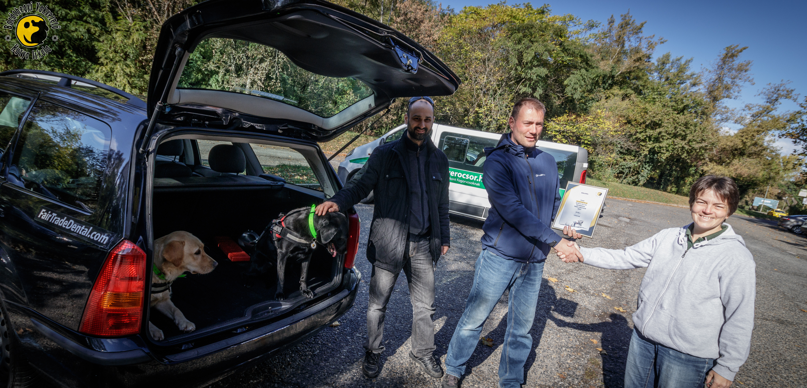 Kiwi és Diamond azonnal be is szálltak a gyönyörű autó csomagtartójába. Szakmai vezetőnk, Komondi Piroska pedig átnyújtott egy oklevelet a Fair-Trade Dental Kft vezetőinek 