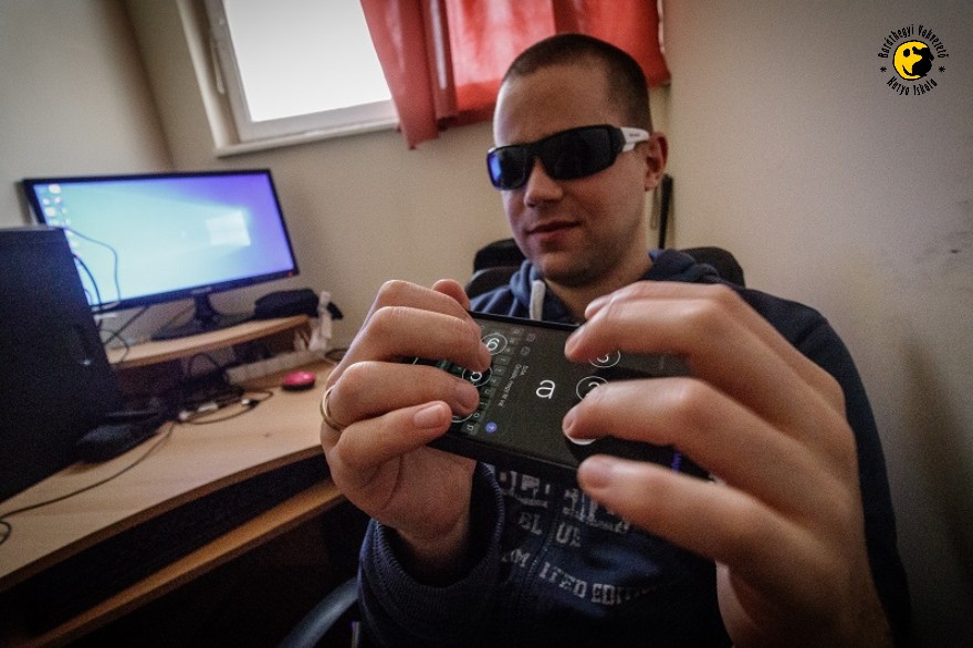 SMS írás, főzés, netezés látássérültként – avagy mi van a vakvezető kutyán túl