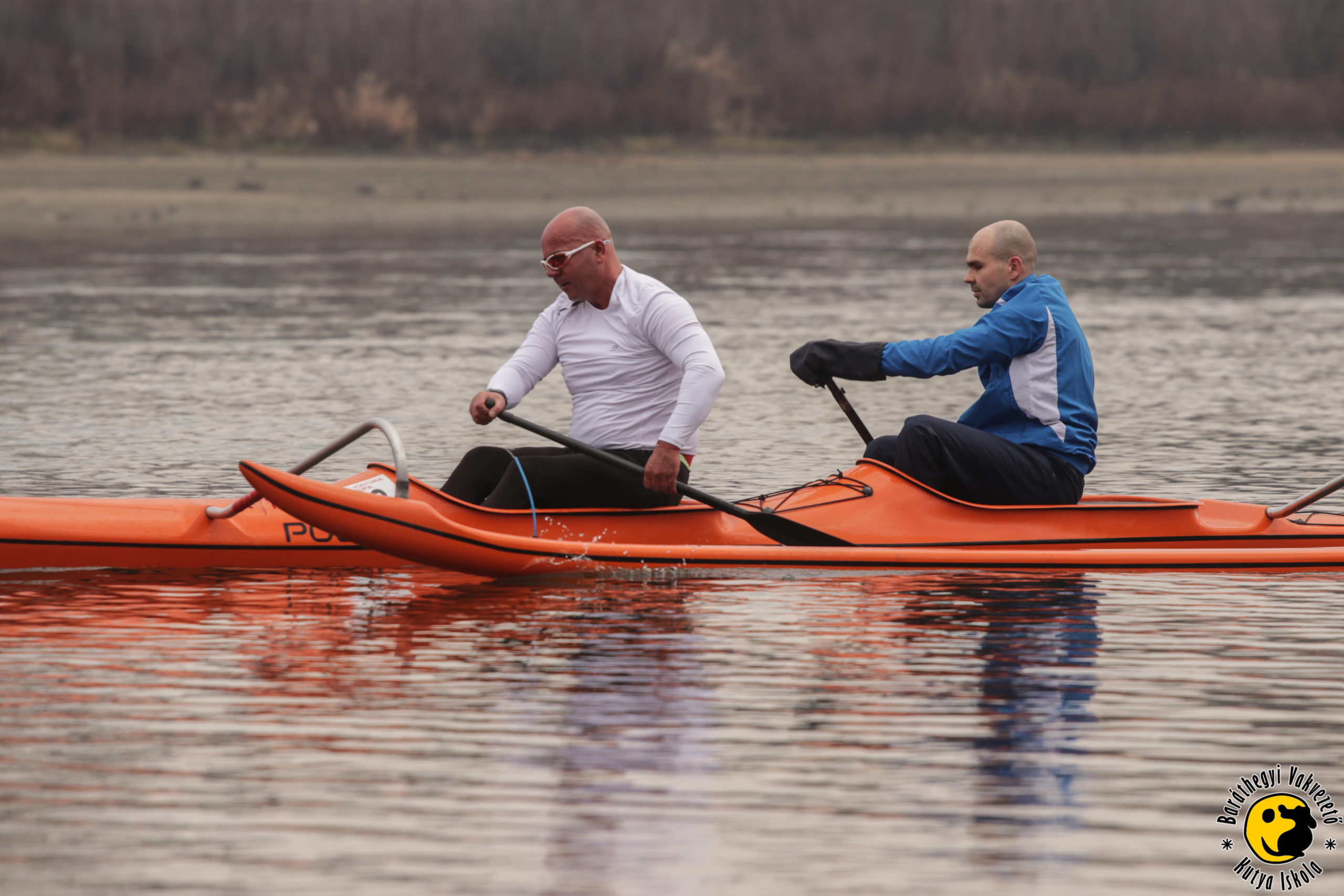 Vakvezető kutyája otthon várja, amíg Misi sárkányhajózik