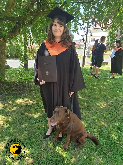 Debóra és Emi lediplomázott