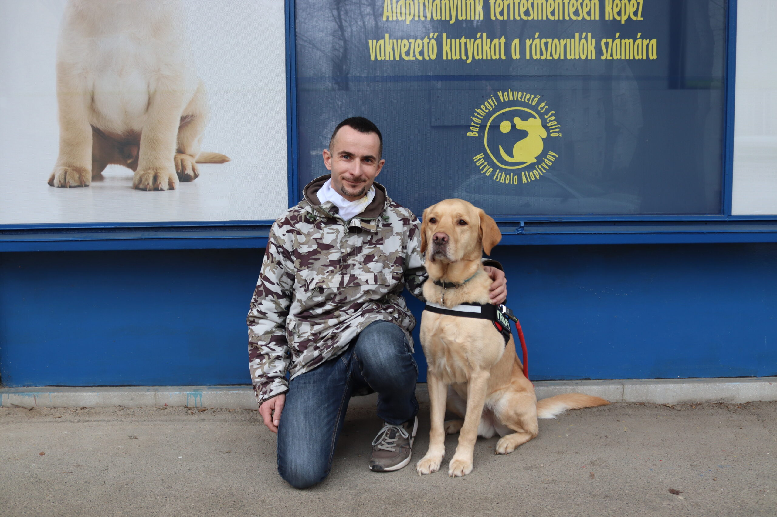 Egy nap alatt körbefutja a Balatont a vakvezető kutyákért