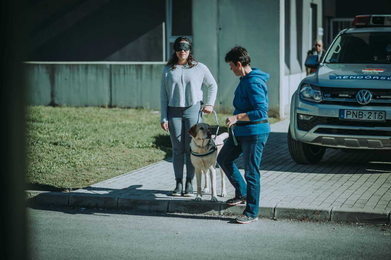 Vakvezető kutyáinkkal érzékenyítettük a 112 segélyhívó munkatársait